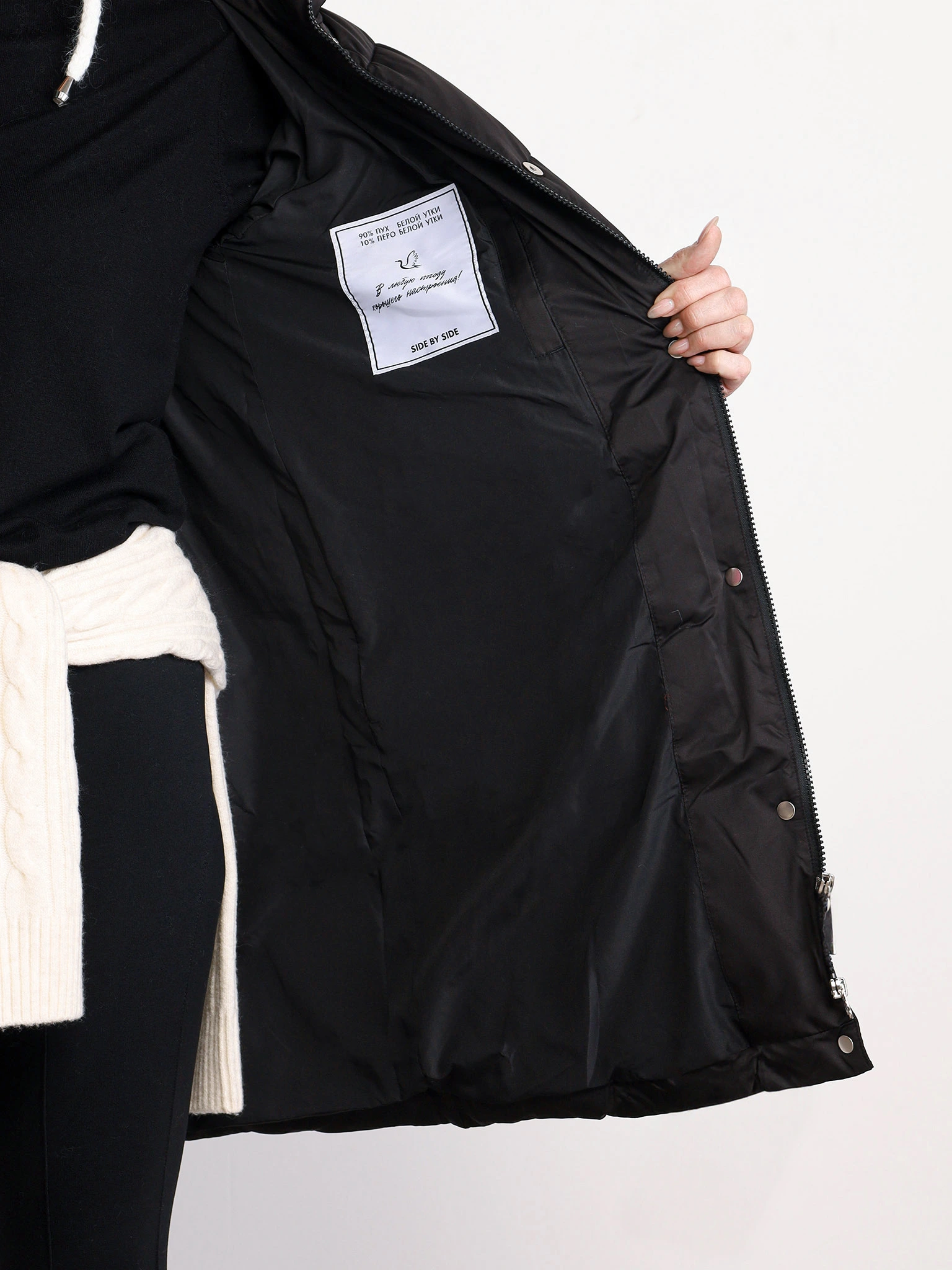 Пуховик черного цвета с капюшоном